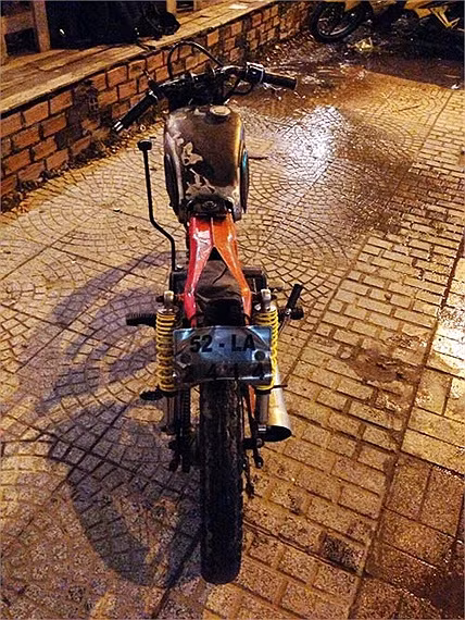 Yên xe được tháo bỏ đi để lại khung trơ trọi. Bình xăng được để nguyên bản với lớp sơn đã bong tróc gần hết theo thời gian. Ghi đông xe được lắp quay ngược so với kiểu thông thường tạo ra dáng vẻ khá dị cho chiếc xe. Đèn xe được mượn từ một chiếc xe máy cổ từ thời Pháp. Đùm trước của xe được thửa từ một chiếc Honda CB350. Cặp lốp mượn từ xe Suzuki Sport 110 mới.