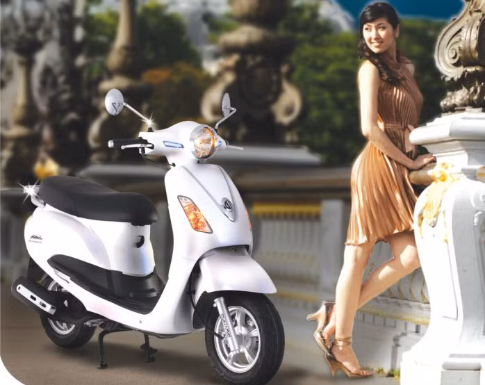 Hai mẫu xe tay ga Attila Victoria và Attila Elizabeth của SMY đã thực sự chinh phục phái đẹp bởi thiết kế trang nhã và sang trọng. "Attila" là một vị thần, còn "Victoria" (có nghĩa là chiến thắng) và "Elizabeth" là tên của 2 nữ hoàng nổi tiếng ở Anh. Nhà sản xuất xe SYM muốn nhắn nhủ rằng, dòng xe này sẽ tôn được dáng vóc cũng như sự tự tin cho người phụ nữ.