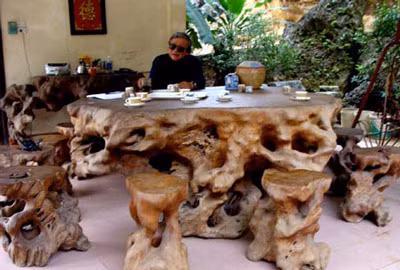 Người ta đã từng choáng váng trước gốc cây gỗ hương của đại gia Đức “gấu” (Lương Sơn – Hòa Bình) khi đại gia này "bứng" được gốc gỗ hương cổ thụ ở nơi hiểm trở nhất của đại ngàn Tây Bắc. Từ gốc này, đại gia Đức “gấu” đã chế tác được một bộ sập, bàn ghế, tủ, bình phong và một chiếc giường độc đáo liền khối.