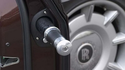 Rolls-Royce trang bị cho dòng xe Phantom một chiếc ô nằm gọn ở cửa xe và nó miễn phí. Hãng Aston Martin cũng tặng kèm dòng xe Rapide bản tiêu chuẩn một chiếc ô. Còn nếu khách hàng mua mẫu mini hoàn toàn mới Cygnet và muốn có ô, có thể họ sẽ phải trả thêm tiền.