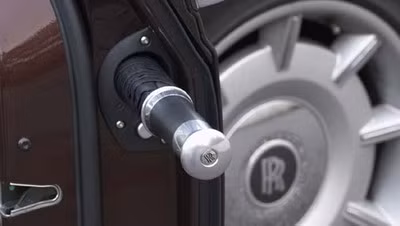 Rolls-Royce trang bị cho dòng xe Phantom một chiếc ô nằm gọn ở cửa xe và nó miễn phí. Hãng Aston Martin cũng tặng kèm dòng xe Rapide bản tiêu chuẩn một chiếc ô. Còn nếu khách hàng mua mẫu mini hoàn toàn mới Cygnet và muốn có ô, có thể họ sẽ phải trả thêm tiền.