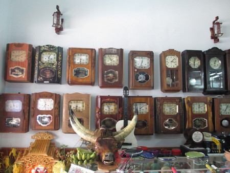 Ông Tâm cho biết: Hầu hết số đồng hồ của tôi có nguồn gốc từ các nước phương Tây như: Đức, Pháp, Nga, Ý, Thụy Sĩ, Hà Lan... Trong số đó, có những chiếc đồng hồ có tuổi đời trên dưới trăm năm như bộ đồng hồ cổ của Đức; đồng hồ hiệu ODO của Pháp...