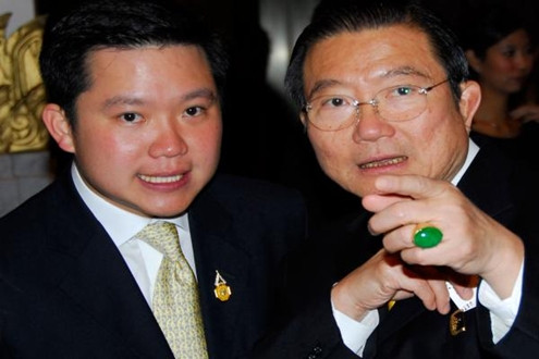 Tỷ phú Thái Charoen (phải)