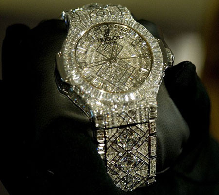 Hãng đồng hồ Thụy Sĩ Hublot chế tác chiếc đồng hồ nam đắt nhất thế giới trị giá 5 triệu USD, làm hoàn toàn bằng vàng trắng. Đặc biệt, trên mặt trước đồng hồ đính 1.292 viên kim cương.