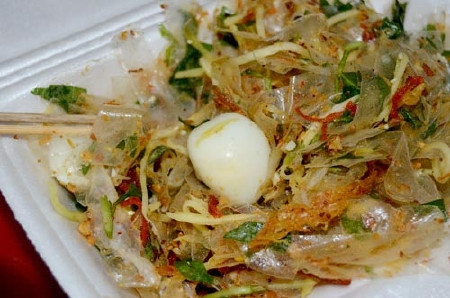 Bánh tráng trộn là món ăn phổ biến của người miền Nam nhưng khi ra Bắc, nó trang trọng được phục vụ trong các nhà hàng, mà khi ăn một lần rất dễ nghiện. Một đĩa bánh tráng trộn có giá khoảng 25-30.000 tương đương một bát phở bò của người Hà Nội.