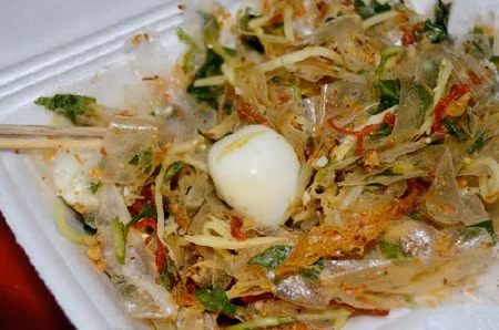 Bánh tráng trộn là món ăn phổ biến của người miền Nam nhưng khi ra Bắc, nó trang trọng được phục vụ trong các nhà hàng, mà khi ăn một lần rất dễ nghiện. Một đĩa bánh tráng trộn có giá khoảng 25-30.000 tương đương một bát phở bò của người Hà Nội.