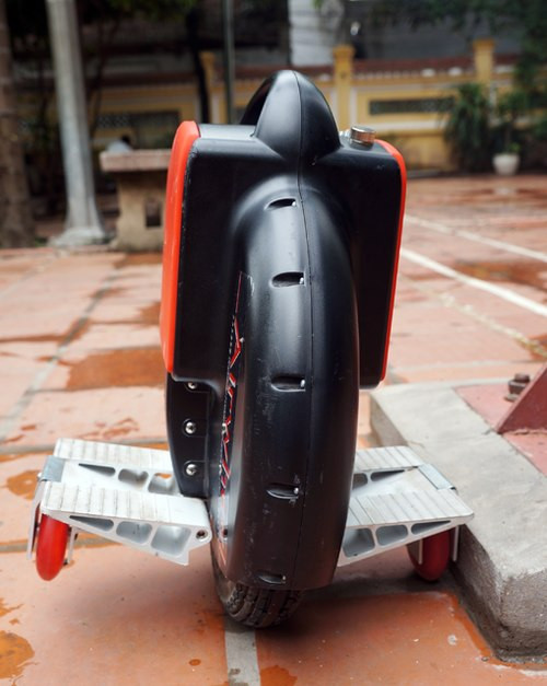 Với thiết kế gói gọn ở chiếc bánh xe duy nhất, trọng lượng của xe chỉ khoảng 9,8 kg đã gồm pin. Hai chỗ để chân làm bằng hợp kim. Phần vỏ bằng nhựa và có tay xách. Chiều cao 45 cm và rộng chưa tới 40 cm (chỗ để chân mở). Với một người có cân nặng khoảng 60 kg, xe có thể chạy được 15 km với một lần sạc. Mất khoảng 45 phút để sạc đầy và chỉ 30 phút để được 80%. Tốc độ tối đa 18 km/h. Xe có thể đi trên mặt đường dốc từ 15 đến 18 độ.