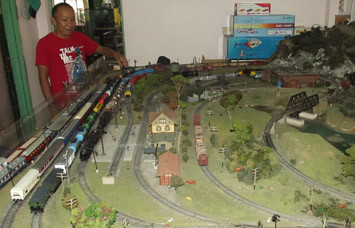 Nghệ sỹ Lý Được với bộ sưu tập mô hình tàu hỏa. Ảnh: Internet.