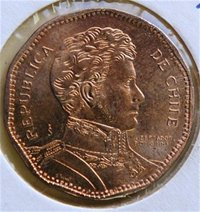 Năm 2008, khoảng 50 triệu Chile peso bị đúc sai chính tả. Cụ thể, tên nước Chile đã bị in thành Chiie. Đến cuối năm 2009, lỗi này mới được phát hiện, dẫn đến 2 quan chức Chile bị sa thải. Có nghi ngờ cho rằng lỗi trên là do sự cố tình phá hoại.