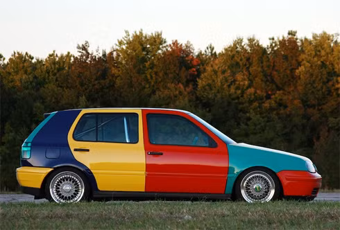 Hãng Volkswagen có những chiếc Polo và Golf màu sắc sặc sỡ. 4 màu được sử dụng là xanh lam Chagall, xanh lục Pistachio, đỏ Tornado và vàng Ginster.