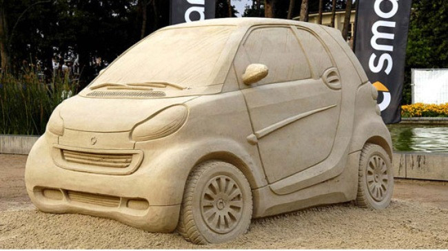 Còn đây là những chiếc ô tô được làm từ cát, một trong những vật liệu mà khó có thể tưởng tượng được lại tạo thành những chiếc xe 4 bánh siêu đẹp.