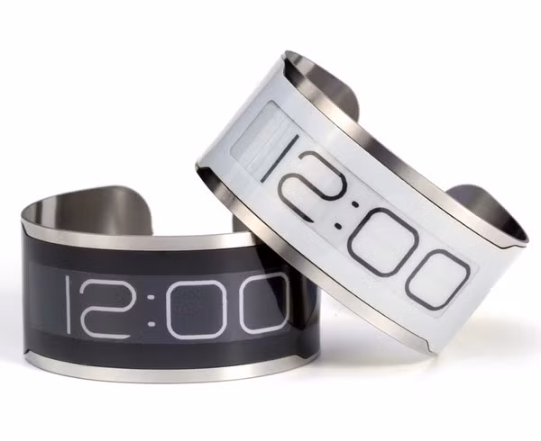 CST-01 là tên dự án sản xuất những chiếc đồng hồ mỏng nhất thế giới. Chiếc đồng hồ này chỉ dày 0.8 mm và màn hình sử dụng công nghệ e-ink. Chính vì siêu mỏng nên sẽ không có một nút bấm điều chỉnh nào, do đó việc sạc pin cũng như thay đổi định dạng 24 giờ sẽ phải thực hiện qua trạm phát sóng. Đặc biệt hơn nữa là chỉ mất 10 phút để nạp năng lượng cho đồng hồ dùng trong suốt một tháng.