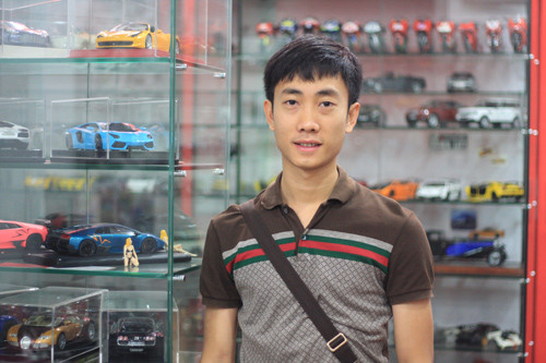Nguyễn Học Việt với bộ sưu tập siêu xe mô hình lớn nhất Việt Nam. Ảnh: Internet.
