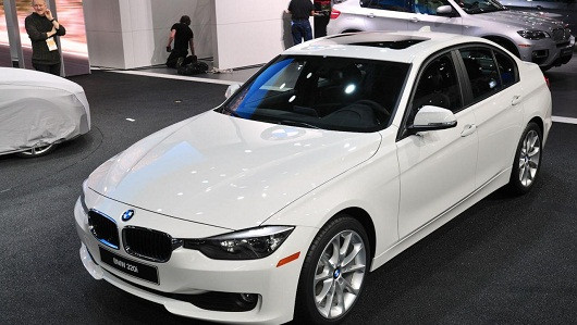 BMW ra mắt 320i vào hồi tháng 1/2013, phiên bản thấp nhất của dòng 3-series với giá thấp hơn bản gần nhất 328i tới 4.300 USD.