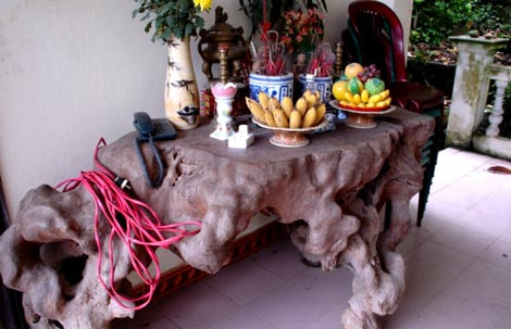 Một phần nhỏ của gốc cây được ông Đức dùng làm ban thờ.