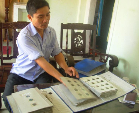 Là một thợ cắt tóc bình thường, nhưng Nguyễn Công Minh (ảnh) là một trong những người nổi tiếng của giới sưu tập tiền cổ thuộc thế hệ đầu của Huế. Theo anh Minh, hiện ở dưới lòng sông Hương của Huế là một kho tàng về tiền cổ.