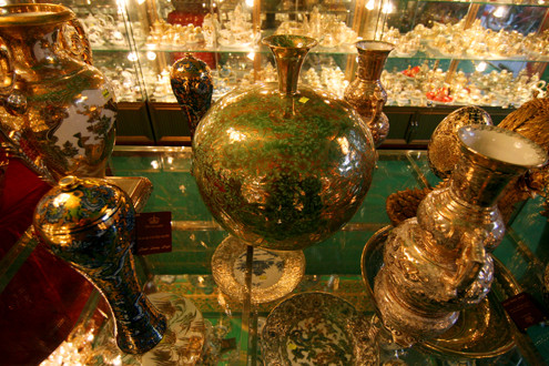 Còn với gốm dát vàng, sau khi tạo hình bát đĩa, nhúng men thì vẽ vàng và nung 800 độ. Ông Hải cho hay, thông thường gốm vẽ vàng có tuổi thọ 8 năm mới bị nhạt màu.