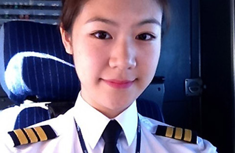 Huỳnh Lý Đông Phương 25 tuổi, cao hơn 1,7m, dáng người mảnh mai với mái tóc dài và nụ cười rạng rỡ, thường khiến người đối diện ồ lên khi biết cô gái dịu dàng này là một phi công nhiều kinh nghiệm. Làm việc cho hãng hàng không Việt Nam Airlines 2 năm, Huỳnh Lý Đông Phương không ít lần khiến hành khách bất ngờ khi thấy cô trong khoang lái. Nhiều người còn đòi chụp ảnh với cô phi công xinh đẹp để làm kỷ niệm.