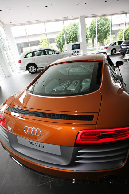 Audi R8 đời mới đi kèm phần mũi cải tiến với cụm đèn pha dạng LED tiêu chuẩn và lưới tản nhiệt khung đơn 6 điểm đi kèm thanh crôm nằm ngang. Bên cạnh đó là cản va tái thiết kế với 3 thanh ngang nằm trên hốc gió bao quanh lưới tản nhiệt.