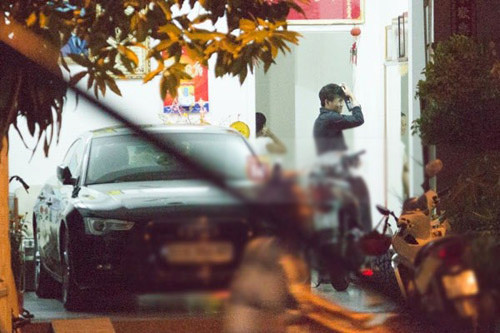 Đầu năm 2013, các tay săn ảnh cũng bắt gặp Công Vinh lái xe đưa bà xã Thủy Tiên cùng người thân tại Kiên Giang đi ăn tối.