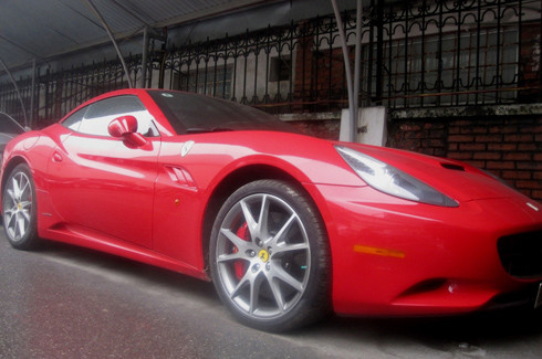 Ferrari California ra mắt hồi tháng 9/2008 và một năm sau đó chiếc Ferrari California màu đỏ đầu tiên cập cảng Sài Gòn trước khi bán ra Hải Phòng. Siêu xe này được trang bị động cơ V8 4,3 lít, công suất cực đại 460 mã lực tại vòng tua 7.500 vòng/phút, thời gian tăng tốc 0-100 km/h chỉ mất 4 giây, hộp số 7 cấp ly hợp kép.