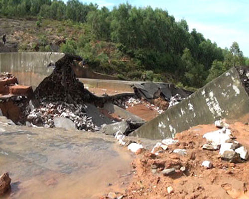Đập tràn Hoàng Tân, xã Ninh Lai (Sơn Dương) bị hư hỏng hoàn toàn do mưa lớn kéo dài. (Ảnh: tuyenquantv.vn)