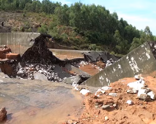 Đập tràn Hoàng Tân, xã Ninh Lai (Sơn Dương) bị hư hỏng hoàn toàn do mưa lớn kéo dài. (Ảnh: tuyenquantv.vn)
