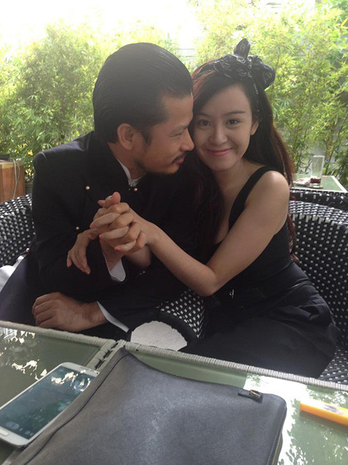 Những hình ảnh quá đỗi thân mật với "Bà Tưng". Chính vì những hình ảnh này mà "Ông Tưng" đã phải gửi lời xin lỗi tới vợ mình.