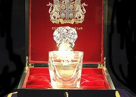 Nước hoa Clive Christian số 1, Imperial Majesty có giá 12.721 USD/ounce. Không chỉ đắt tiền bởi được tinh chế từ những dầu thơm đắt tiền, quý giá, loại nước hoa này còn đắt bởi tiền... bao bì. Bản thân chai nước hoa được làm từ pha lê Baccarat. Nắp chai là một viên kim cương trắng lấp lánh 5 carat, trang điểm quanh cổ chai là sợi dây vàng 18 carat.