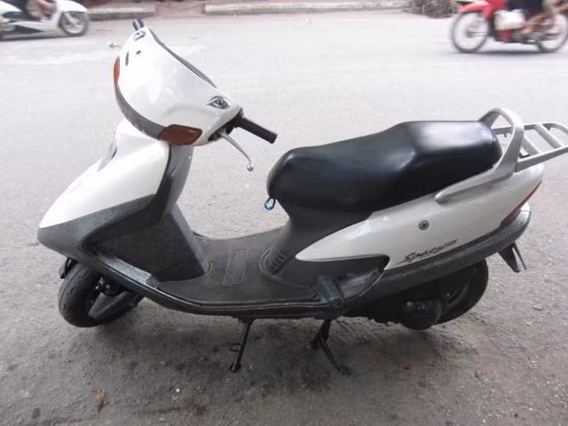 Honda Spacy lúc nào cũng làm mê đắm dân nhà giàu. Đây là dòng xe tay ga cao cấp, với thiết kế nhỏ gọn và rất tiết kiệm nguyên liệu. Giá Spacy nhập khẩu nguyên chiếc ở mức 100-300 triệu đồng. Những chiếc xe Sapcy cũ vẫn được người tiêu dùng lùng mua vì quá "cuồng" dòng xe siêu bền và tiết kiệm xăng này.