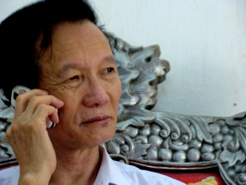 Nhiều người nghĩ rằng "Hải đồ cổ" sống trong nhung lụa, biệt thự xa hoa, với thói ăn chơi "khác người", nhưng ít ai biết "ông trùm" của hàng vạn đồ gốm, sứ dát vàng cao cấp kia vẫn dùng điện thoại Nokia chưa đầy 2 triệu đồng, ở căn nhà 3 tầng tường vôi loang lổ.