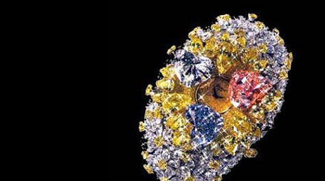 Chopard 201 Carat được xem là chiếc đồng hồ lộng lẫy nhất thế giới được thiết kế từ những viên kim cương nhiều màu khác biệt về kiểu dáng cũng như kích cỡ. Đặc biệt phải kể đến 3 viên kim cương hình trái tim với sắc xanh, hồng, trắng nổi bật. Mỗi viên kim cương trái tim này nặng tới 201 carats. Muốn sở hữu chiếc đồng hồ này, bạn phải trả 25 triệu USD.