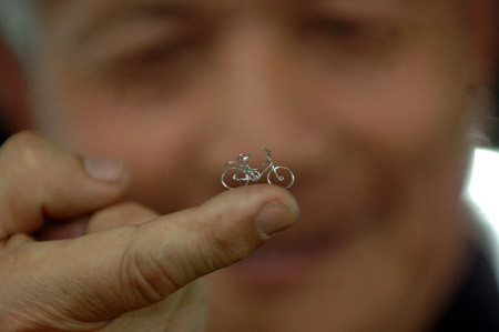 Một thợ thủ công tên là Zhang Tianwei sống ở Tây An, Thiển Tây, Trung Quốc đã tạo thủ công một chiếc xe đạp nhỏ nhất thế giới. Chiếc xe siêu nhỏ này dài có 20mm, cao 12mm, 2 chiếc bánh xe mỗi chiếc có đường kính chỉ 7mm.