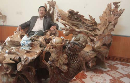 Bộ bàn ghế có giá 4 tỷ đồng của một doanh nhân ở Tuyên Quang, ông Nguyễn Quang Vịnh. Đây là bộ bàn ghế có sức hút với giới doanh nhân, nhiều đại gia chào đón nhưng ông không bán.