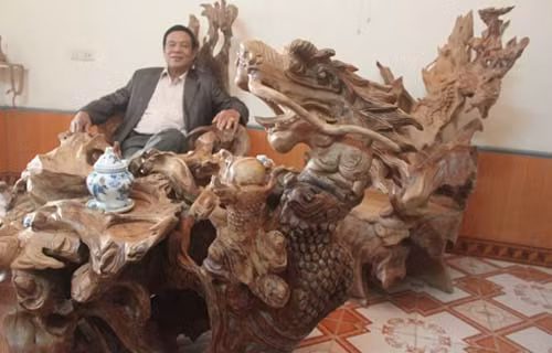 Bộ bàn ghế có giá 4 tỷ đồng của một doanh nhân ở Tuyên Quang, ông Nguyễn Quang Vịnh. Đây là bộ bàn ghế có sức hút với giới doanh nhân, nhiều đại gia chào đón nhưng ông không bán.