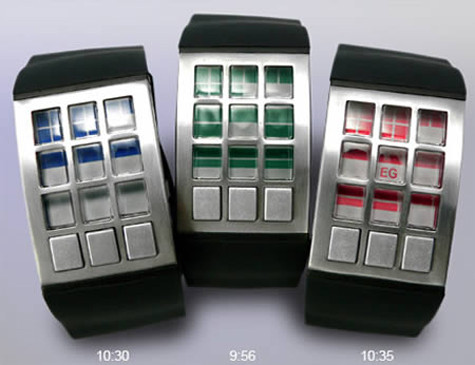 Hãng đồng hồ Tokyoflash Nhật bản nổi tiếng với những kiểu đồng hồ quái dị nhất đã cho ra chiếc đồng hồ EleeNo EG3. Chiếc đồng hồ này có mặt đồng hồ chỉ giờ bằng một loạt các ô vuông (mỗi ô vuông lại được chia thành 4 ô vuông nhỏ). 3 ô vuông hàng trên chỉ giờ, 3 ô vuông hàng giữa chỉ phút ở hàng chục và 3 ô vuông hàng dưới cùng chỉ phút ở hàng đơn vị. Giá một chiếc là 80 USD.