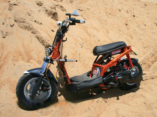 Theo anh Hiệp, với tổng chi phí độ gói ghém trong 8 triệu đồng, anh không thể mơ tới việc kéo dài thân xe, hoán đổi vị trí động cơ, lắp dàn bánh xe "khủng" như giới chơi xe Zoomer “xịn” thường làm.