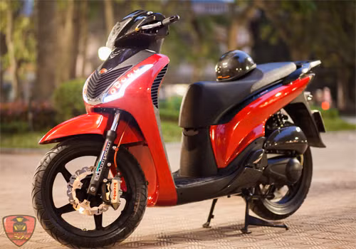 Toàn bộ hệ thống đèn pha và xi-nhan phía trước của chiếc SH này đã được chủ nhân của nó thay thế bằng đèn xenon dành cho xe Audi Q5 và dàn đèn LED O’block Homemade. Bên cạnh đó là một số chi tiết được làm mới với dây dầu Venhill Fake, tay cầm Calculous, tay phanh Racingboy và cùm dầu SFS. Cặp giảm xóc "zin" được sơn lại.