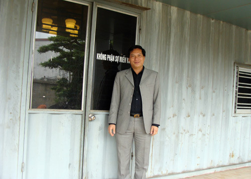 Chẳng ai biết đại gia Phạm Đức Thịnh, còn gọi là Thịnh "đồng nát" và "Thịnh Hải Phòng" này có bao nhiêu ngôi nhà và bao nhiêu đất cát ở TP Hải Phòng. Tuy nhiên, bạn bè, người thân lại thường chỉ tìm thấy anh trong ngôi nhà kỳ lạ, được làm bằng những chiếc container phế thải ở một con đường nhỏ, bụi bặm ven sông Cấm, thuộc phường Quán Toan, quận Hồng Bàng.