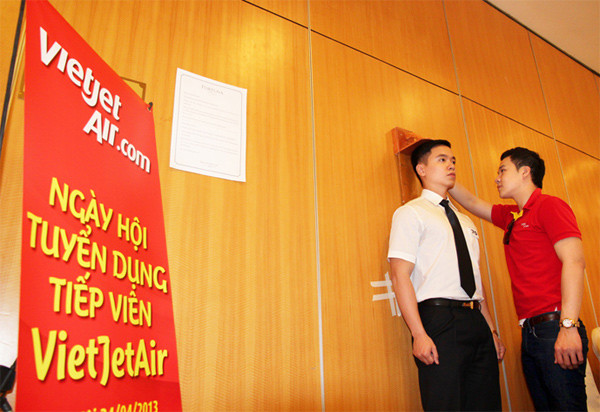 Ứng viên được kiểm tra chiều cao. Ảnh: GDVN