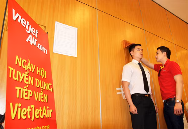 Ứng viên được kiểm tra chiều cao. Ảnh: GDVN