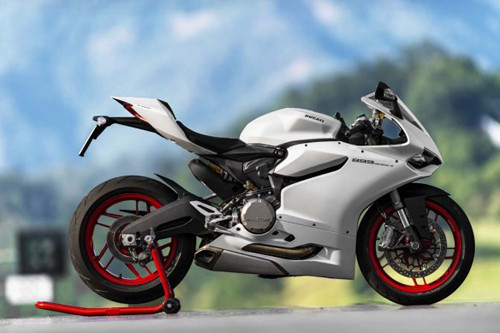 Hãng môtô danh tiếng Italy chính thức giới thiệu mẫu sportbike 898 phân khối mới 899 Panigale. 899 Panigale sử dụng động cơ như trên 1199 Panigale, công suất 148 mã lực tại vòng tua máy 10.750 vòng/phút, mô-men xoắn cực đại 99 Nm tại 9.000 vòng/phút.