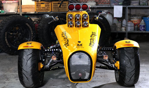 Chiếc Boss Hoss Trike V8 mang hình hài một chiếc mô tô nhưng lại sở hữu động cơ V8, công suất cực lớn của siêu ô tô, trở thành chiếc mô tô 3 bánh có động cơ "khủng" nhất Việt Nam.