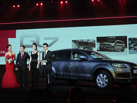 Diễn viên điện ảnh xinh đẹp Trương Ngọc Ánh vừa chi hơn 3,3 tỷ đồng để sắm mẫu SUV hạng sang Audi Q7 đời mới nhất. Xe sử dụng động cơ 3.0L kết hợp với bộ siêu nạp cho công suất lên tới 333 mã lực tại 5.500 vòng/phút và mô-men xoắn cực đại 440 Nm tại 3.500 vòng/phút đi kèm hộp số tự động 8 cấp.