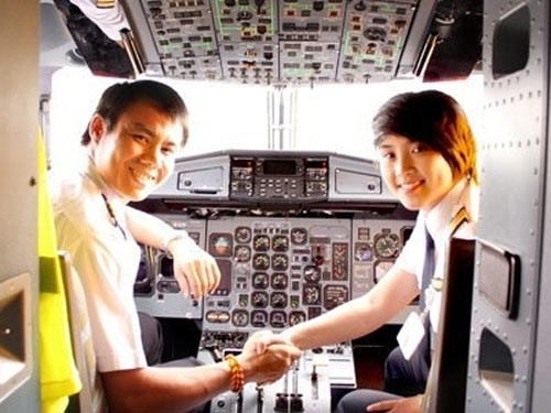 Nữ cơ phó Nguyễn Kim Châu (SN 1989) là cô gái nhỏ tuổi nhất của đoàn bay 919 - Tổng Công ty hàng không Việt Nam (Vietnam Airlines). Hiện Châu đã có hơn 1.000 giờ bay an toàn. Châu tâm sự, việc cô đến với nghề phi công rất tình cờ. Học hết cấp 3, trong thời gian định đi du học, chỉ vì đọc qua một mẩu tin Vietnam Airlines tuyển phi công, Kim Châu đã quyết định đăng ký và trải qua các cuộc tuyển trạch gắt gao để được vào học lớp huấn luyện phi công.