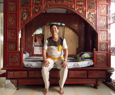 Ông "vua" đồ cổ cùng chiếc long sàng dành cho vua chúa thời Nguyễn.