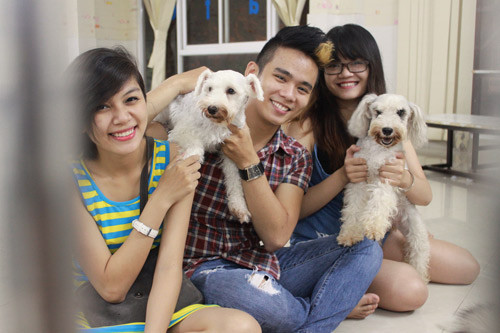 Quán cà phê ôm thú cưng ở TP.HCM. Ảnh: Internet.