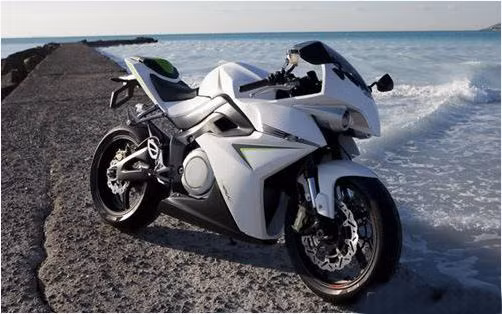 Chiếc siêu mô tô điện đầu tiên trên thế giới mang tên Energica đang được sản xuất và sẽ đến tay khách hàng trong năm 2014, với mức giá dự kiến 23.800 USD. Energica có thiết kế thể thao cá tính, công suất tối đa 100 kW, mô-men xoắn 160 Nm. Tốc độ tối đa của xe lên đến 220km/h. Theo nhà sản xuất, mỗi lần sạc đầy pin, xe có thể chạy khoảng 150 km.