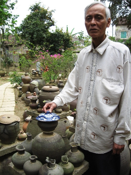 Cổ vật mà mấy chục năm qua ông Phan cất công tìm kiếm đến giờ này đã chất đầy từ trong nhà ra đến ngoài vườn.