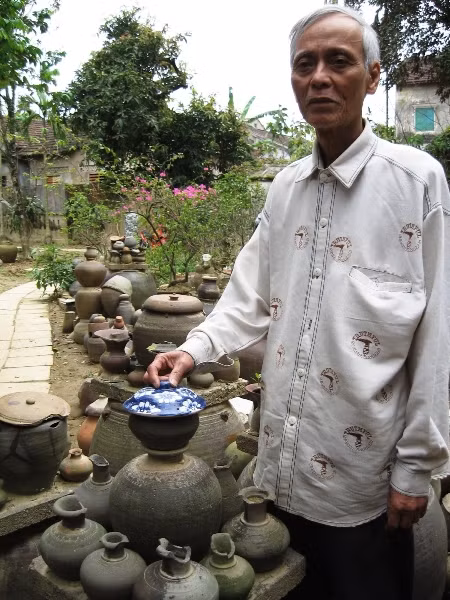 Cổ vật mà mấy chục năm qua ông Phan cất công tìm kiếm đến giờ này đã chất đầy từ trong nhà ra đến ngoài vườn.